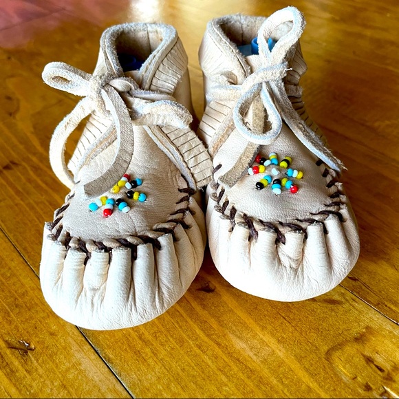 Minnetonka Other - Vintage Minnetonka Baby Leather Moccasins Glass Beads GUC First Walkers Softsole